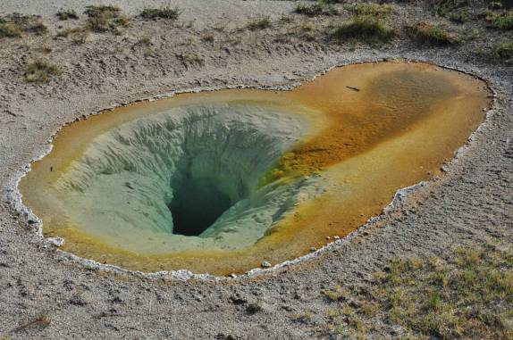 Lindas piscinas coloridas, de águas transparentes e ferventes, na área do Old Faithful, no Yellowstone National Park, em Wyoming, nos Estados Unidos